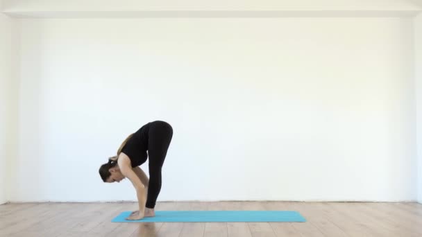 Unga Kvinnliga Yogalärare Studio Tar Olika Poser Vit Vägg Bakgrund — Stockvideo