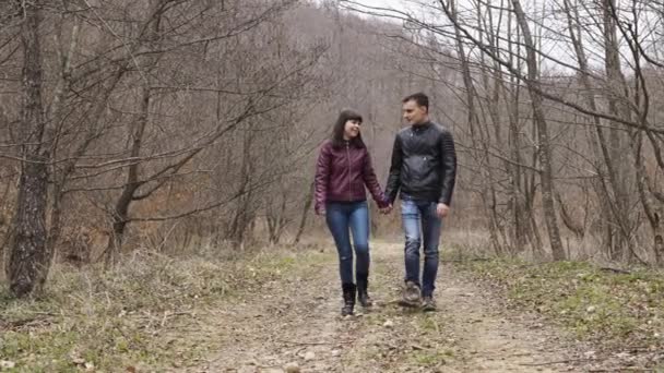 Adolescentes Casal Andando Floresta Outono Durante Dia — Vídeo de Stock