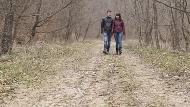Έφηβοι Ζευγάρι Περπάτημα Στο Φθινοπωρινό Δάσος Κατά Διάρκεια Της Ημέρας — Αρχείο Βίντεο