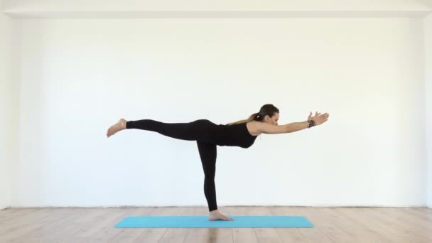 Genç Kadın Yoga Öğretmeni Studio Çeşitli Pozlar Beyaz Duvar Zemin — Stok video