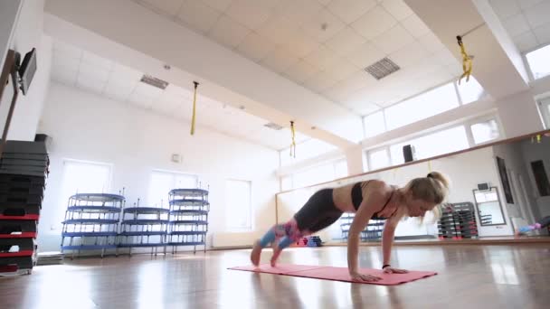 Молодая Женщина Принимает Различные Представления Yoga Фоновом Режиме Студии Yoga — стоковое видео