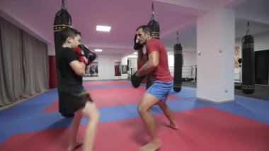 Spor salonunda antrenörü ile yastıkları isabet genç kickboks avcı