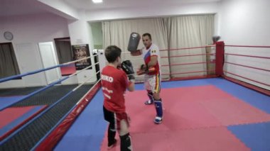 Spor salonunda antrenörü ile yastıkları isabet genç kickboks avcı