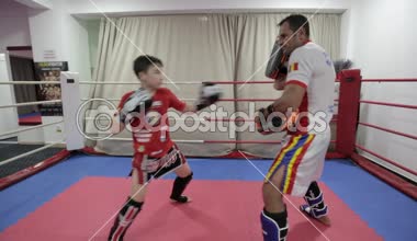 Spor salonunda antrenörü ile yastıkları isabet genç kickboks avcı