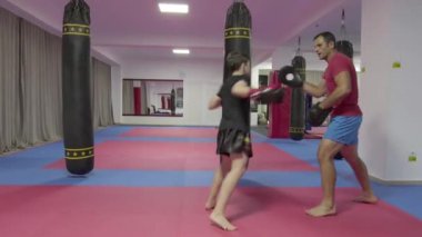 Spor salonunda antrenörü ile yastıkları isabet genç kickboks avcı
