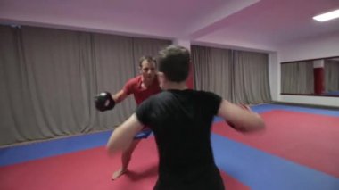Spor salonunda antrenörü ile yastıkları isabet genç kickboks avcı