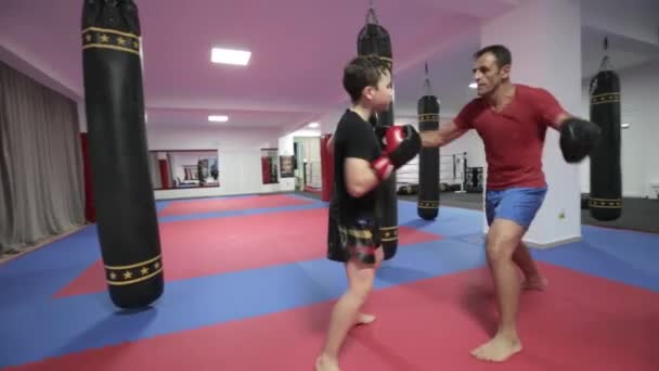 Mladí Kickbox Bojovník Stisknutí Destičky Jeho Trenér Posilovně — Stock video