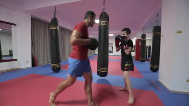 Νέοι Kickboxing Μαχητής Χτυπήσει Μαξιλάρια Τον Προπονητή Γυμναστήριο — Αρχείο Βίντεο