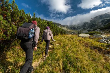 Genç çift gündüz dağlara hiking tatil