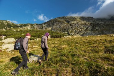 Genç çift gündüz dağlara hiking tatil