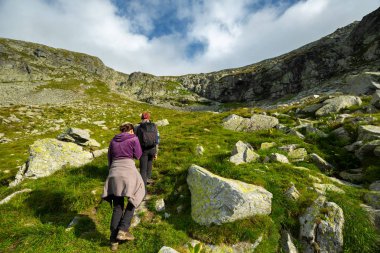Genç çift gündüz dağlara hiking tatil