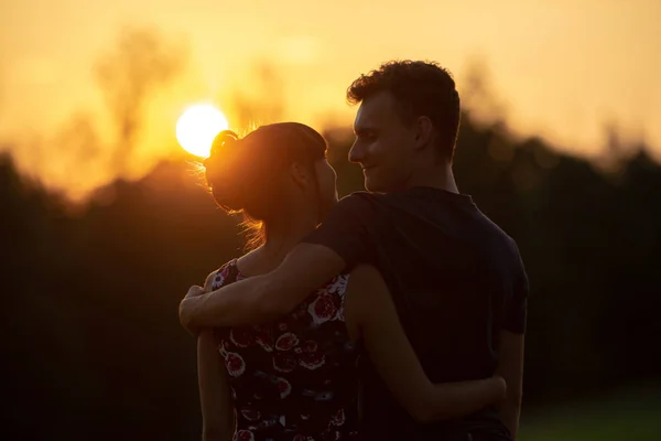 Mooie Jong Koppel Bij Zonsondergang Close Shot — Stockfoto