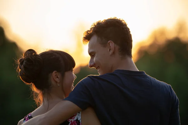 Joli Jeune Couple Coucher Soleil Gros Plan — Photo