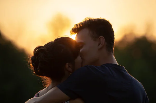 Krásný Mladý Pár Při Západu Slunce Detailní Záběr — Stock fotografie