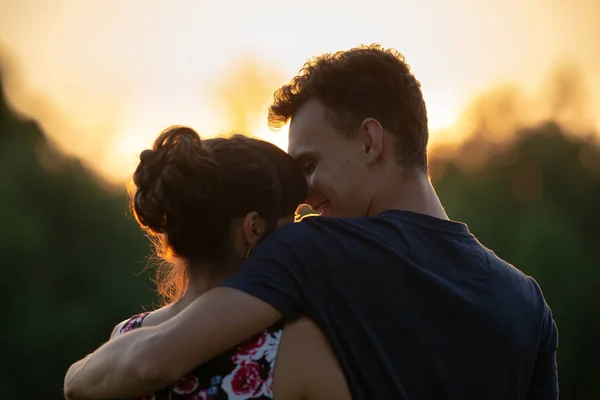 Mooie Jong Koppel Bij Zonsondergang Close Shot — Stockfoto