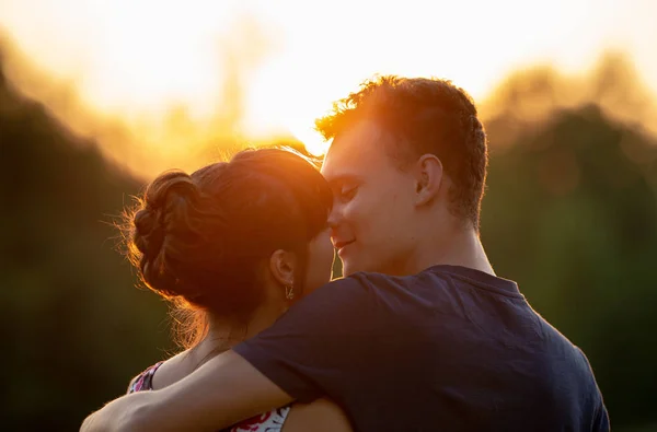 Krásný Mladý Pár Při Západu Slunce Detailní Záběr — Stock fotografie