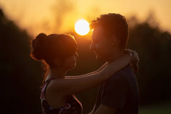 Krásný Mladý Pár Při Západu Slunce Detailní Záběr — Stock fotografie