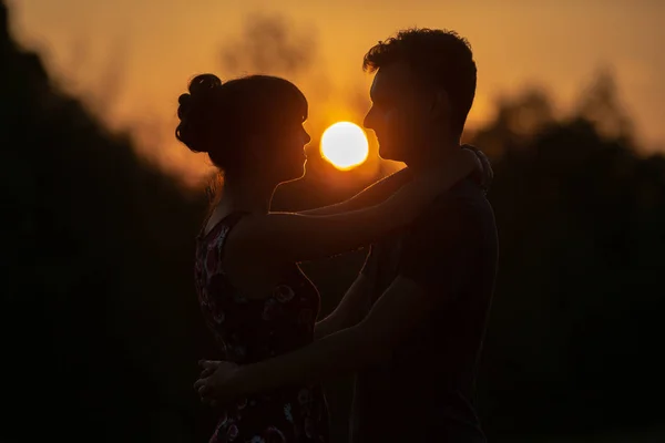 Pasangan Muda Yang Indah Saat Matahari Terbenam Tembakan Jarak Dekat — Stok Foto