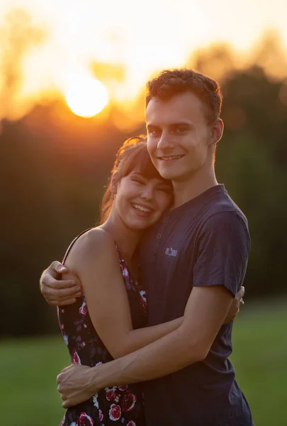Pasangan Muda Yang Indah Saat Matahari Terbenam Tembakan Jarak Dekat — Stok Foto
