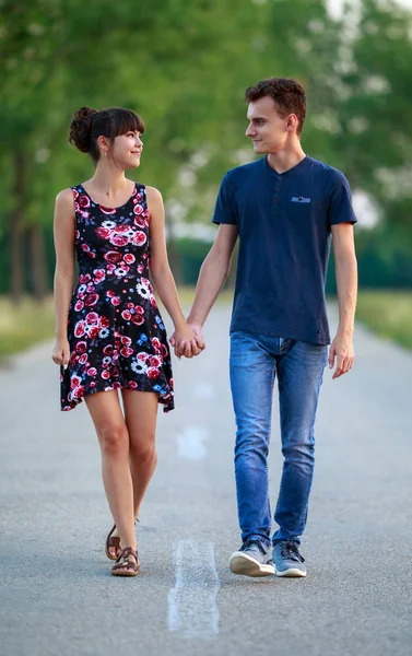 Ungt Par Som Håller Hand Och Promenader Parken — Stockfoto