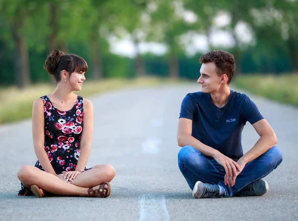 Okonventionella Par Yoga Hållning Mitten Vägen — Stockfoto