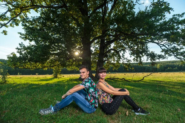 Jovem Casal Tempo Lazer Sob Enorme Carvalho — Fotografia de Stock