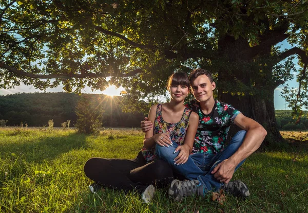 Jovem Casal Tempo Lazer Sob Enorme Carvalho — Fotografia de Stock