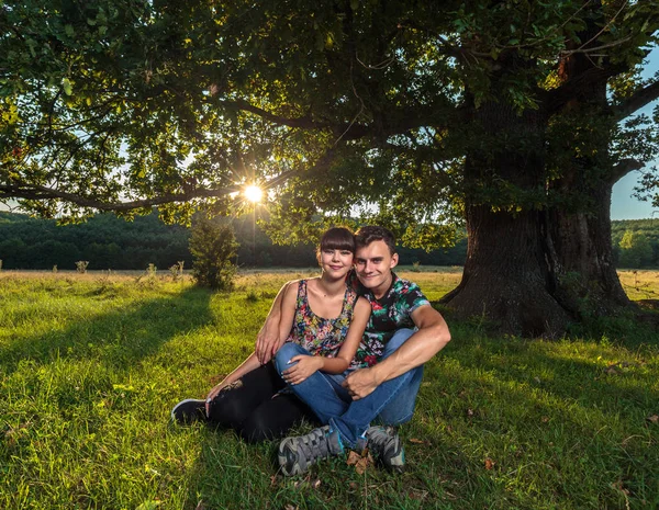 Jovem Casal Tempo Lazer Sob Enorme Carvalho — Fotografia de Stock