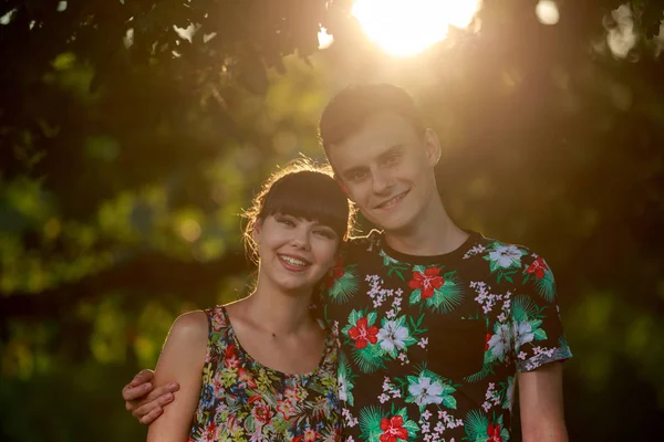 Joyeux Jeune Couple Sous Grand Arbre Coucher Soleil — Photo