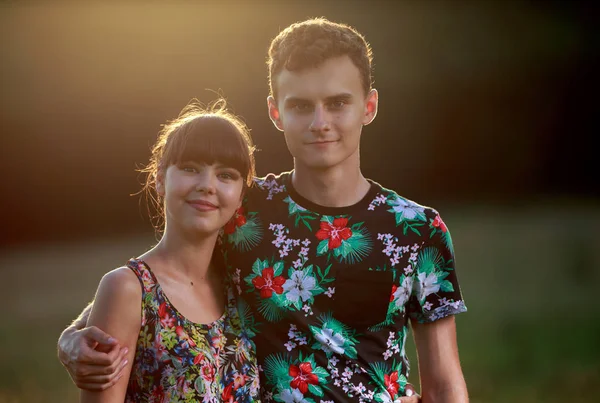 Joyeux Jeune Couple Sous Grand Arbre Coucher Soleil — Photo