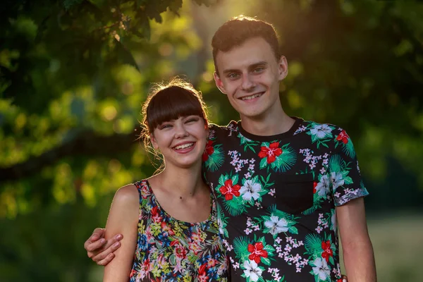 Gelukkige Jonge Paar Onder Een Grote Boom Bij Zonsondergang — Stockfoto