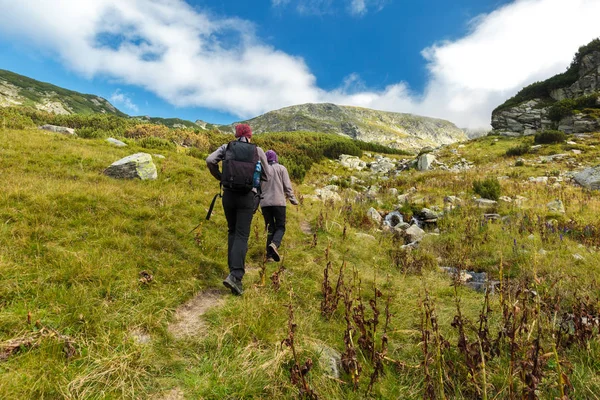 年轻夫妇在假日徒步旅行入山在白天 — 图库照片