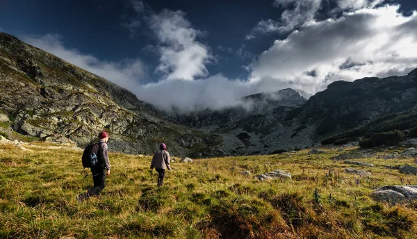 Junges Paar Urlaub Wandert Tagsüber Die Berge — Stockfoto