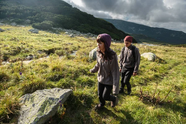 Young Couple Holiday Hiking Mountains Daytime — Stock Photo, Image