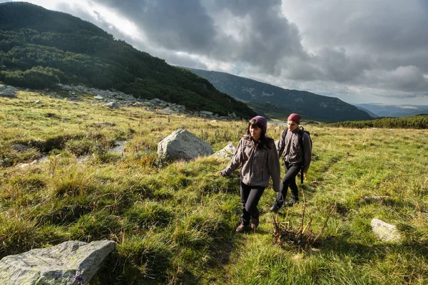 Jovem Casal Caminhadas Férias Montanhas Durante Dia — Fotografia de Stock