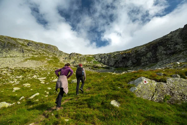 Junges Paar Urlaub Wandert Tagsüber Die Berge — Stockfoto