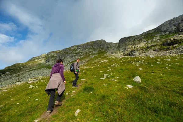 年轻夫妇在假日徒步旅行入山在白天 — 图库照片