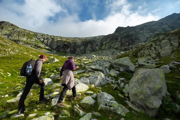 Jong Koppel Vakantie Wandelen Bergen Overdag Stockfoto