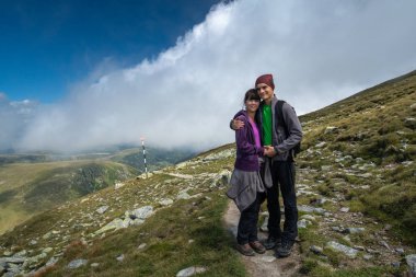 Genç çift gündüz dağlara hiking tatil