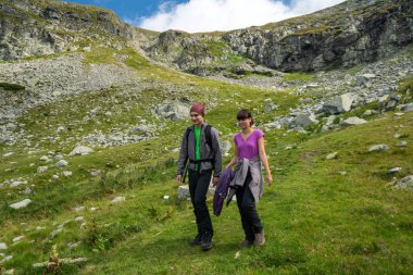 Genç çift gündüz dağlara hiking tatil
