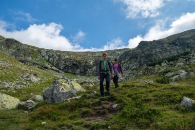 Genç çift gündüz dağlara hiking tatil