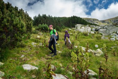Genç çift gündüz dağlara hiking tatil