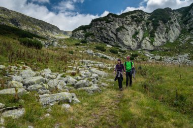 Genç çift gündüz dağlara hiking tatil