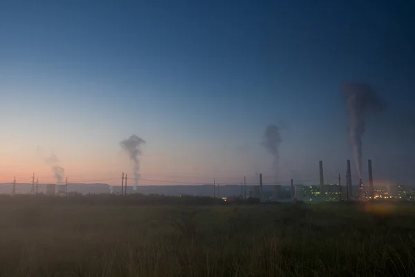 在清晨将烟雾和污染传播到大气中的工业设施 — 图库照片