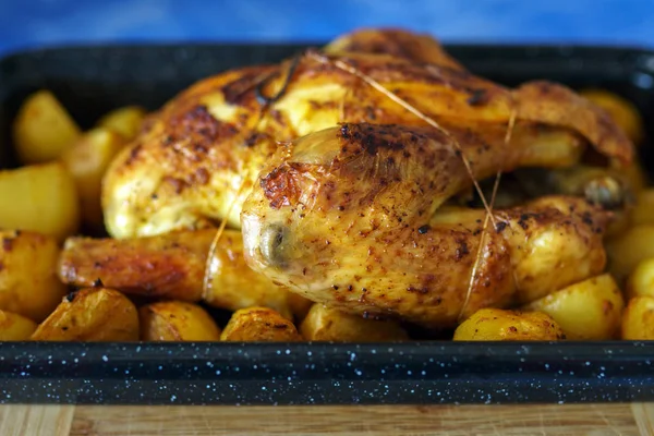 Całego Kurczaka Powoli Gotowane Piecu Ziemniakami Zasobniku — Zdjęcie stockowe