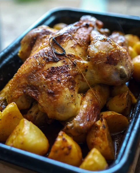Ολόκληρο Κοτόπουλο Αργή Μαγειρεμένα Στο Φούρνο Πατάτες Στη Θήκη — Φωτογραφία Αρχείου