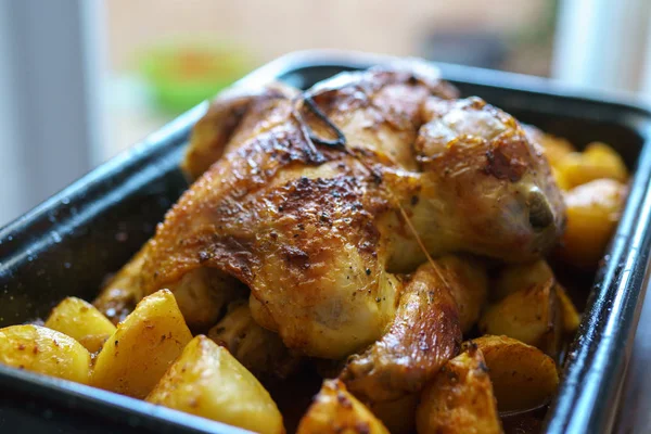 Pollo Intero Cotto Lentamente Forno Con Patate Vassoio — Foto Stock