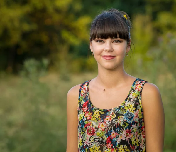 Close Van Jonge Meisje Schoonheid Floral Blouse Weide — Stockfoto