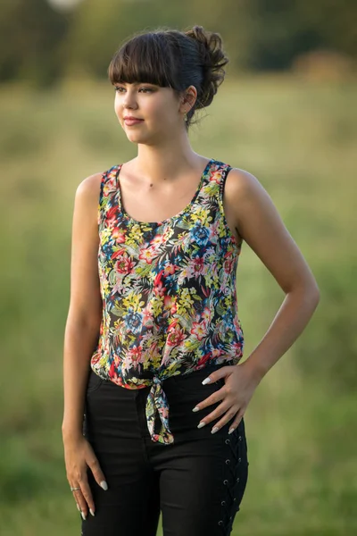 草原の花ブラウスの若い美少女のクローズ アップ — ストック写真