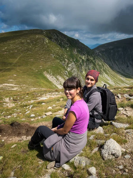 Junges Wandererpaar Rastet Auf Bergpfad Aus — Stockfoto